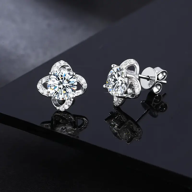 Elegant Four-Leaf Clover 1 Carat Moissanite Stud Earrings
