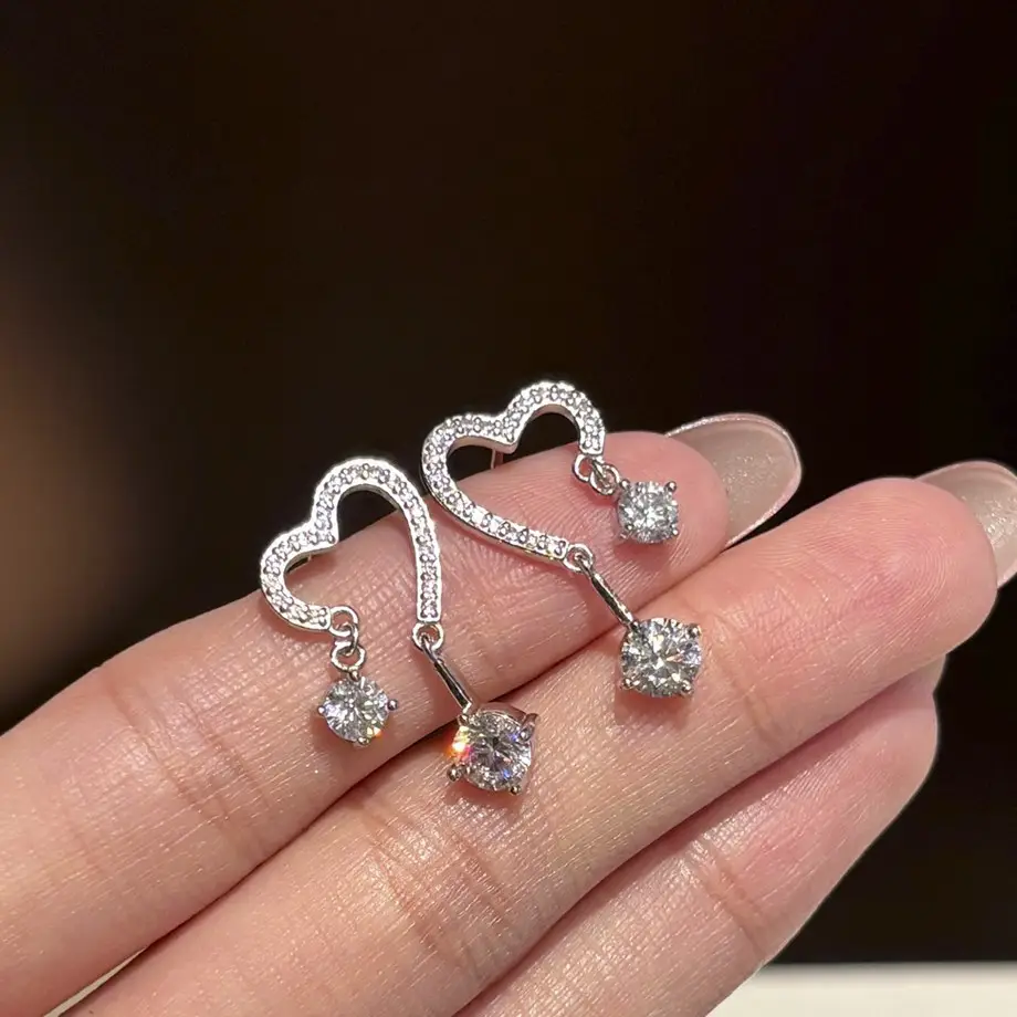 Chic 1.6ct S925 Sterling Silver Heart Moissanite Earring - Image 4